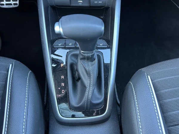 KIA Stonic (2024) — foto 18 van 33