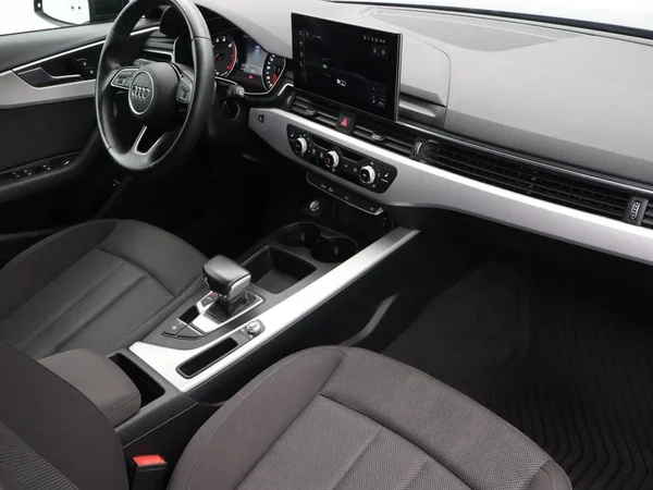 Audi A4 (2022) — foto 11 van 26