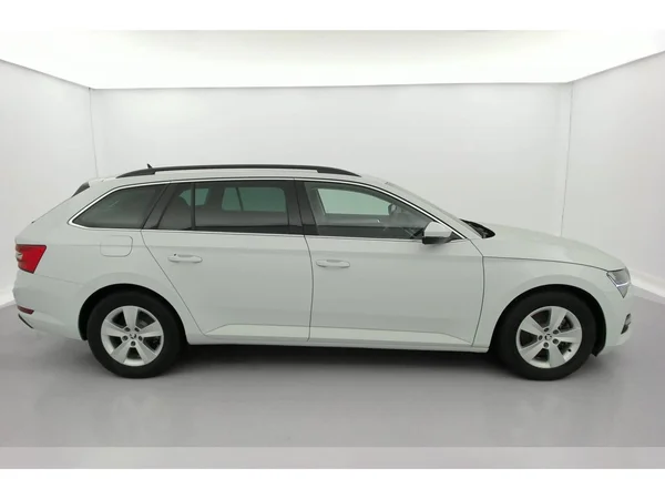 SKODA Superb Combi (2020) — foto 4 van 35