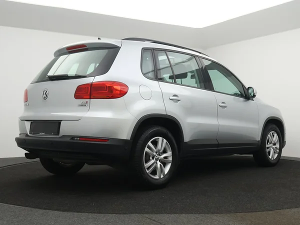 VOLKSWAGEN Tiguan (2016) — foto 12 van 25