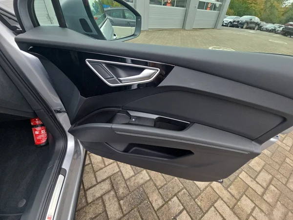 AUDI Q4 Sportback e-tron (2025) — foto 7 van 24