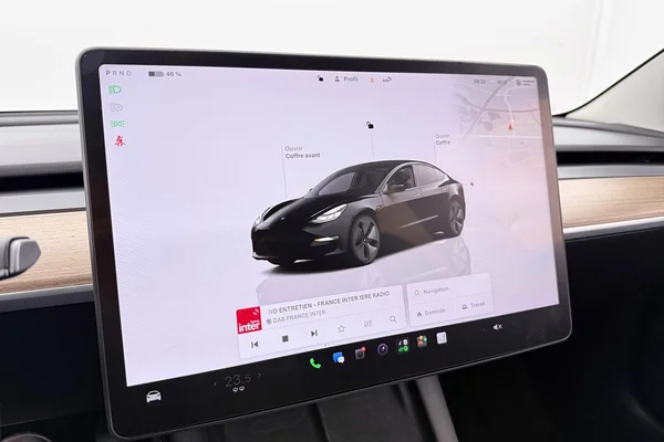 Tesla Model 3 (2023) — foto 19 van 40