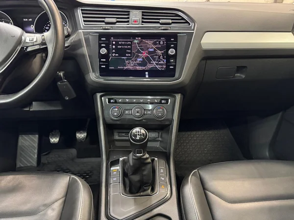 VOLKSWAGEN Tiguan (2018) — foto 3 van 24