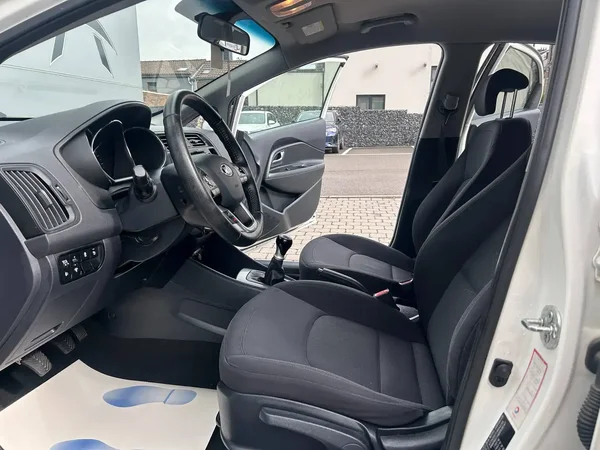 Kia Rio (2013) — foto 16 van 18