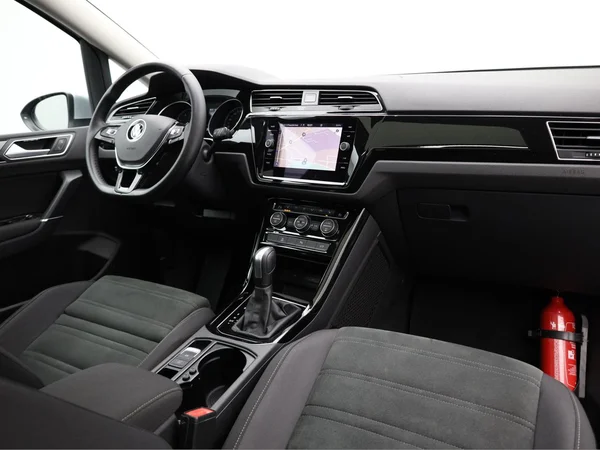 VOLKSWAGEN Touran (2022) — foto 19 van 25