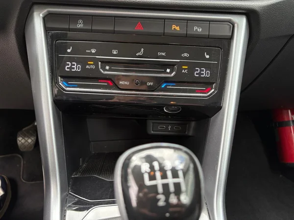 VOLKSWAGEN T-Roc (2023) — foto 13 van 24
