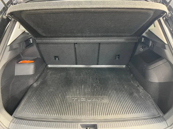 VOLKSWAGEN Tiguan (2024) — foto 13 van 16
