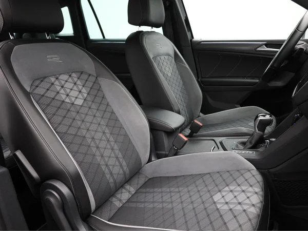 VOLKSWAGEN Tiguan (2021) — foto 18 van 23