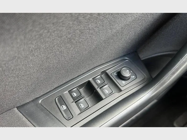 Volkswagen T-Roc (2023) — foto 16 van 24