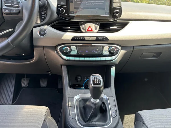HYUNDAI i30 Fastback (2020) — foto 3 van 24
