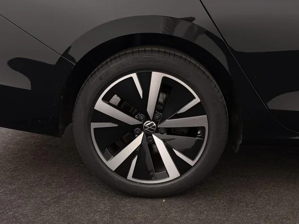 VOLKSWAGEN Passat SW (2025) — foto 13 van 19