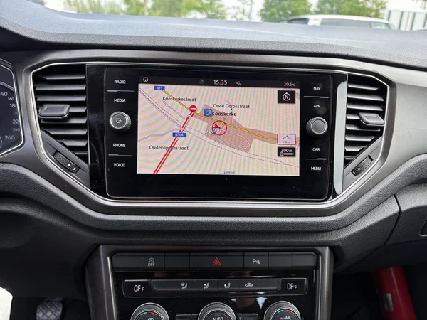 VOLKSWAGEN T-Roc (2020) — foto 19 van 20