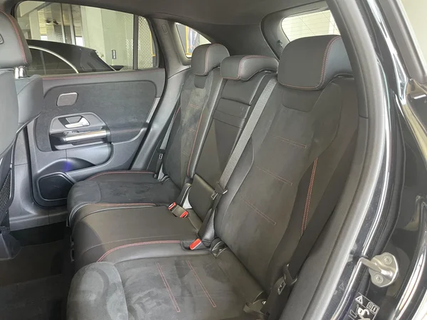 Mercedes-Benz GLA (2021) — foto 12 van 14