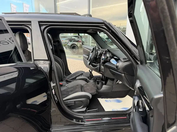 Mini Cooper (2021) — foto 11 van 25