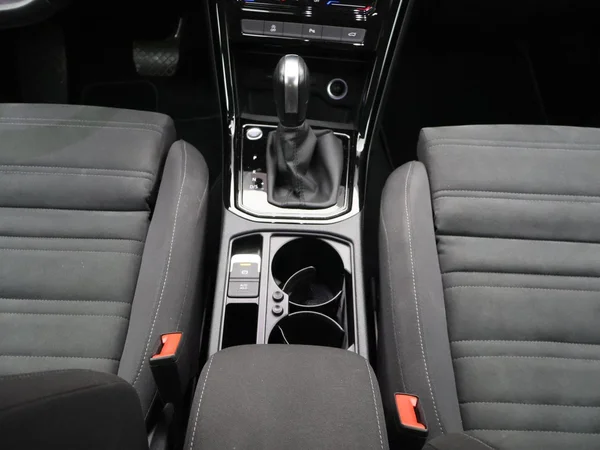 VOLKSWAGEN Touran (2023) — foto 9 van 31