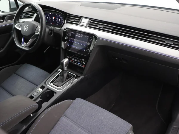 VOLKSWAGEN Passat Variant GTE (2022) — foto 2 van 31