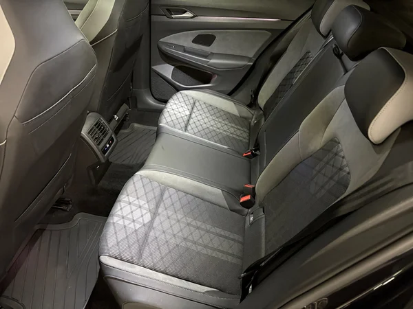 VOLKSWAGEN Golf VIII (2024) — foto 2 van 15