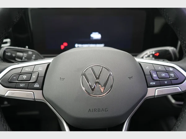 VOLKSWAGEN Tiguan (2025) — foto 13 van 31