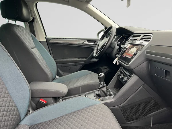 VOLKSWAGEN Tiguan (2020) — foto 3 van 18