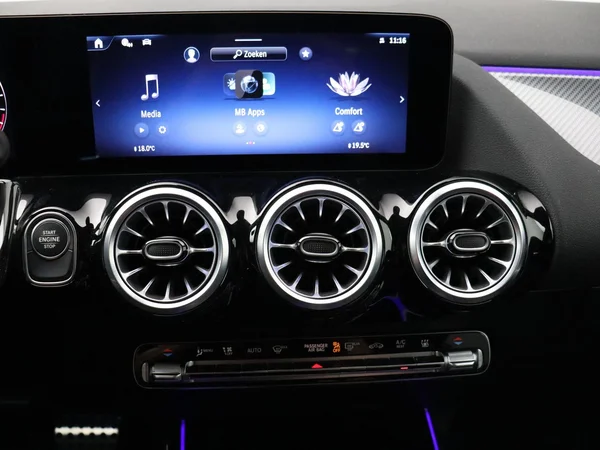 Mercedes-Benz GLA (2024) — foto 13 van 33