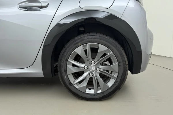 Peugeot E-208 (2022) — foto 15 van 18