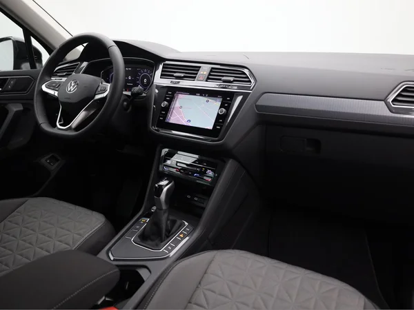 VOLKSWAGEN Tiguan eHybrid (PHEV) (2024) — foto 15 van 21