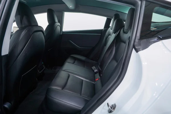 Tesla Model 3 (2023) — foto 10 van 49