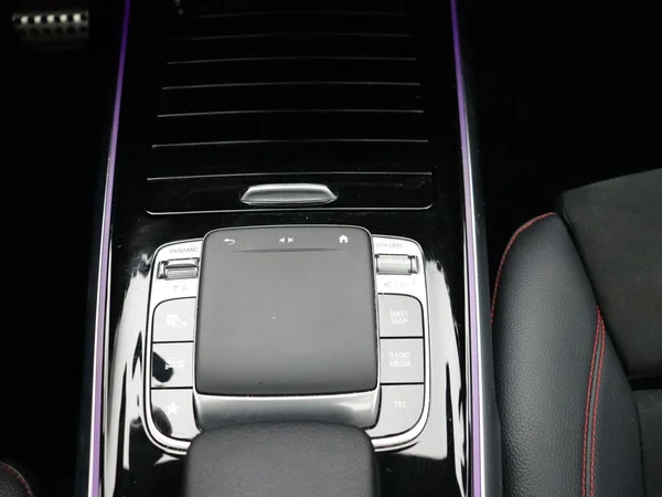 Mercedes-Benz GLB (2021) — foto 14 van 33