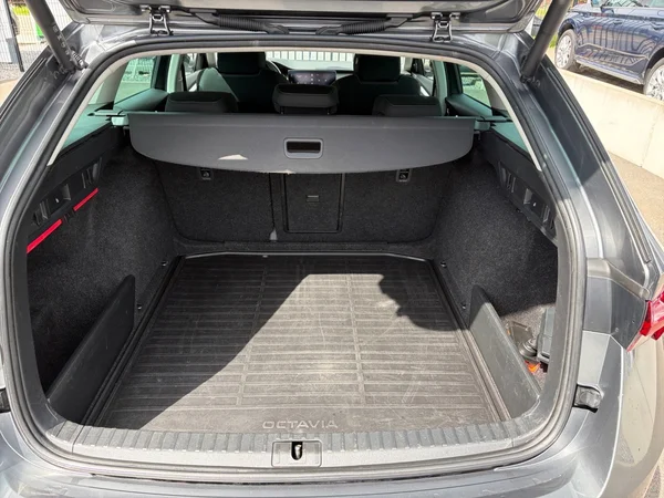 SKODA Octavia Combi (2023) — foto 4 van 14