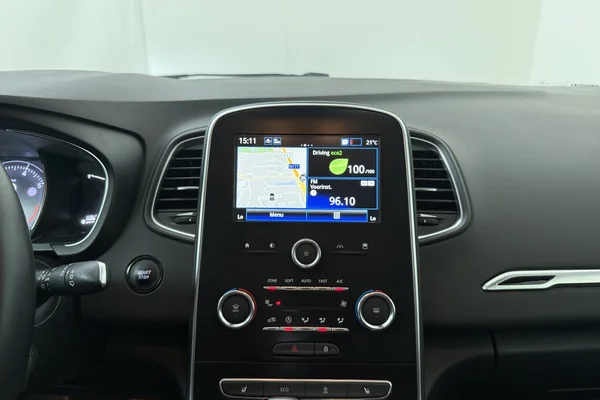 Renault Grand Scenic (2021) — foto 3 van 28