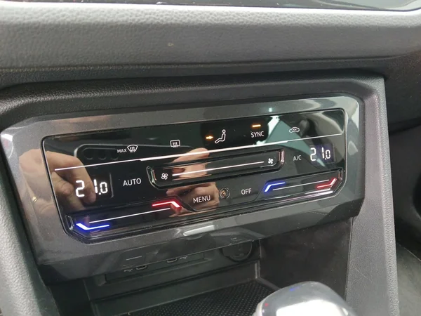 VOLKSWAGEN Tiguan (2021) — foto 3 van 18