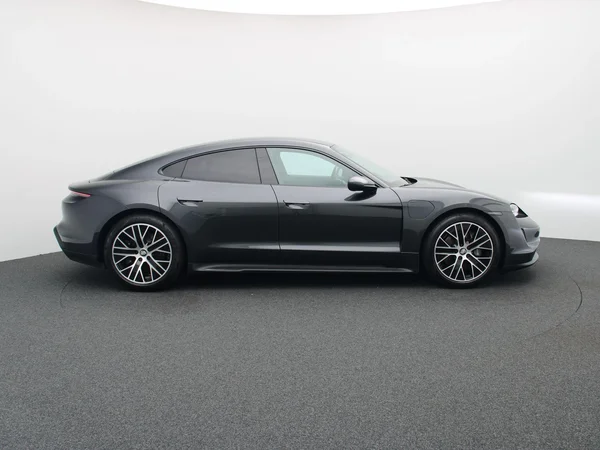 Porsche Taycan (2022) — foto 35 van 38