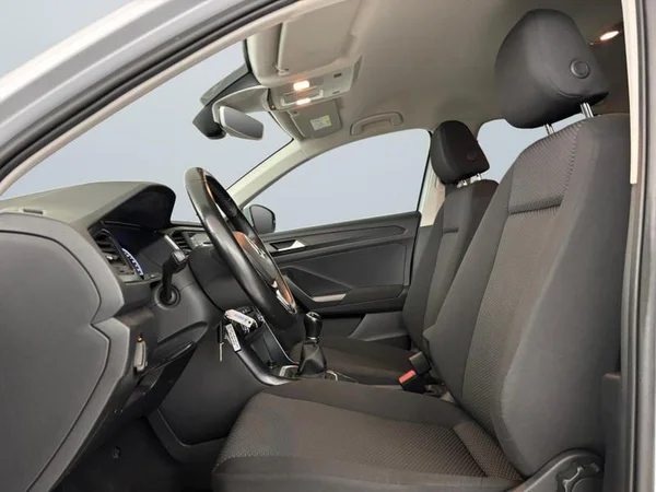 VOLKSWAGEN T-Roc (2019) — foto 2 van 17