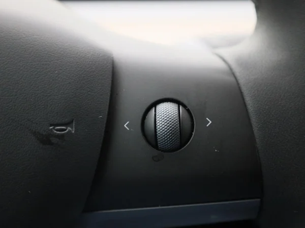 Tesla Model Y (2023) — foto 24 van 43