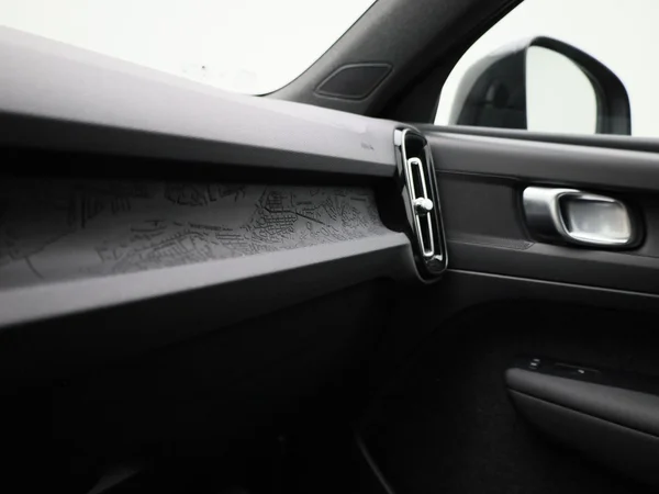 Volvo XC40 (2023) — foto 17 van 45
