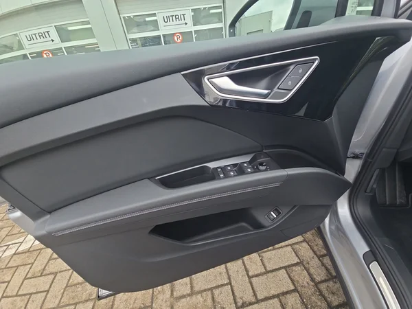 AUDI Q4 Sportback e-tron (2025) — foto 9 van 24