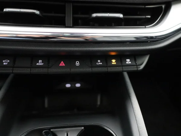Škoda Enyaq iV (2023) — foto 17 van 43