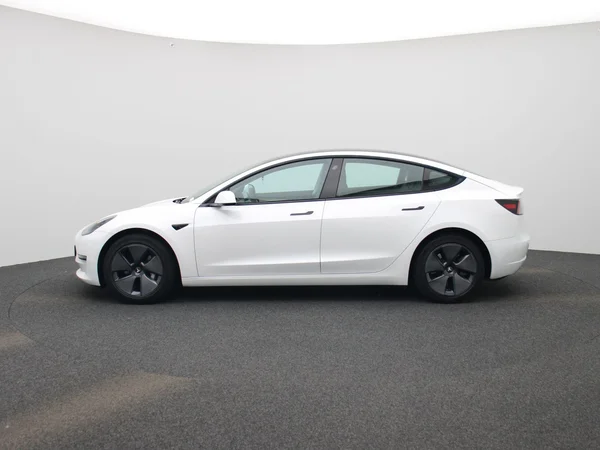 Tesla Model 3 (2023) — foto 34 van 44