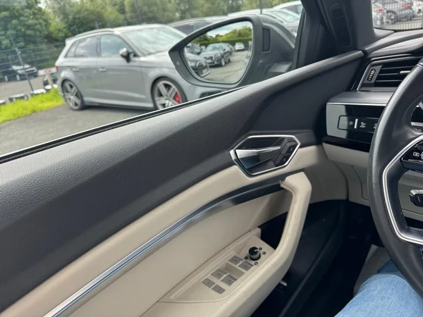 AUDI Q8 Sportback e-tron (2024) — foto 7 van 24