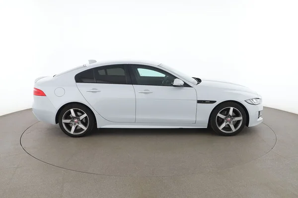 Jaguar XE (2019) — foto 13 van 16
