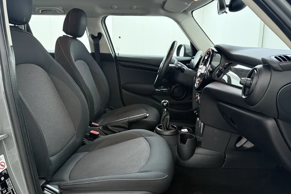 Mini 5 Doors (F55 LCI II) (2021) — foto 14 van 16