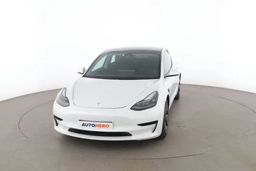 Tesla Model 4387c807-c0cb-4e86-aa38-c3de3ffa0df9