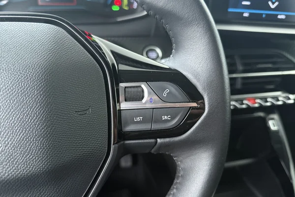 Peugeot E-208 (2022) — foto 7 van 18