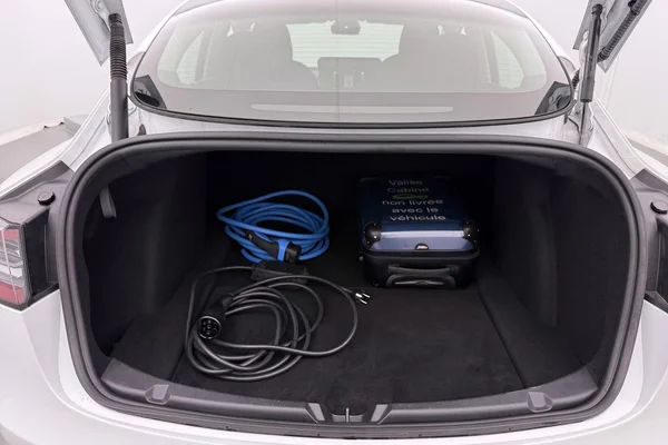 Tesla Model 3 (2023) — foto 10 van 44
