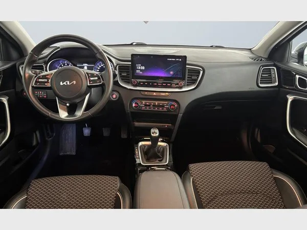 Kia XCEED (2023) — foto 2 van 25
