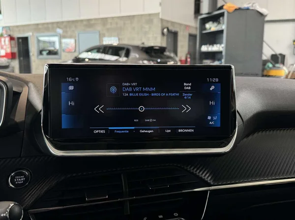 Peugeot 208 (2021) — foto 2 van 15