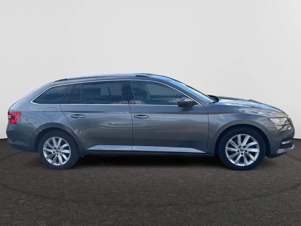 SKODA Superb Combi (2024) — foto 3 van 18