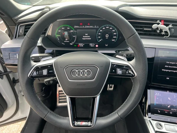 AUDI Q8 Sportback e-tron (2024) — foto 9 van 24