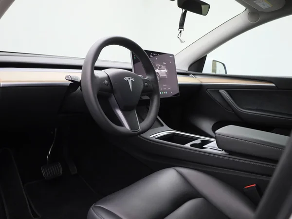Tesla Model Y (2023) — foto 27 van 43