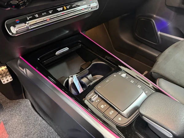 Mercedes-Benz GLB-180 (2021) — foto 9 van 31